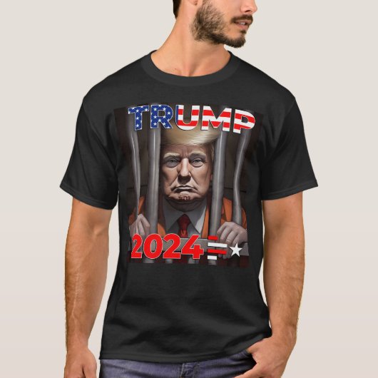 2024年刑務所でトランプ（犯罪者をトランプ） Tシャツ (正面)