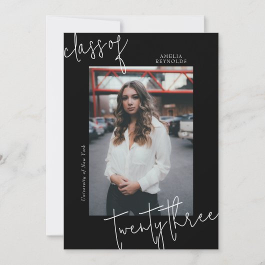 2024年卒業のミニマリストの白黒クラス 招待状 (正面)