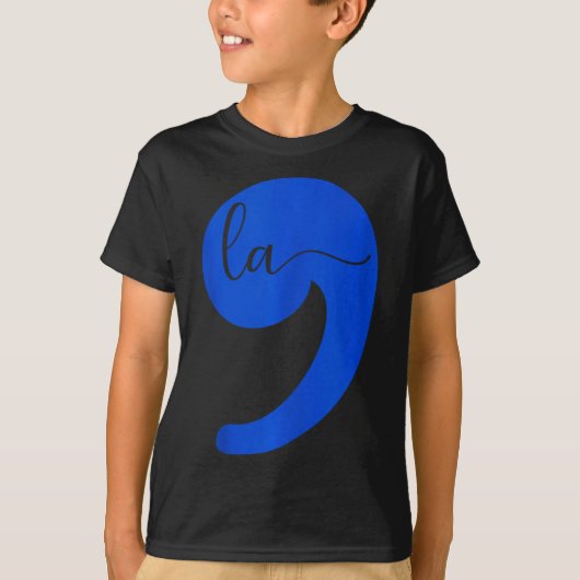 2024年大統領選挙のためのコンマLa Kamala Harris Tシャツ (正面)