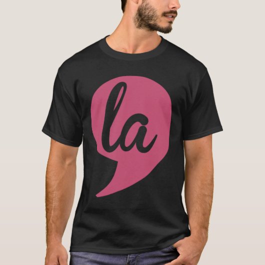2024年大統領選挙のためのコンマLa Kamala Harris Tシャツ (正面)