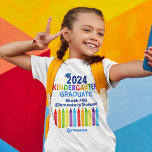 2024年幼稚園大学院可愛いクレヨンカスタム子 Tシャツ<br><div class="desc">2024年幼稚園卒園Tシャツは、カラフルの上にクールグレードキャップが付いた書り、レインボーにクレヨンが並んだ可愛らしいデザイン。幼稚園素晴らし卒業生が小学校最後の日のおもしろい色で赤い子どもの名前を付けてパーソナライズされたいる。優れた卒業生おめでとう！</div>