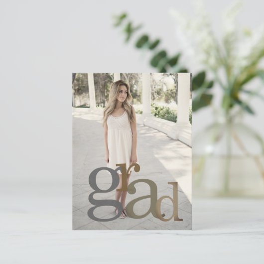 2024年度 現代的な卒業写真 ニュートラルな色調のお知らせ ポストカード (スタンド正面)