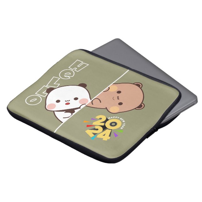 2024年新年の発表 | 13" ラップトップスリーブ (正面上部)