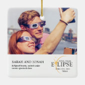 2024年皆既日食太陽の写真カップルのプレゼント セラミックオーナメント (裏面)