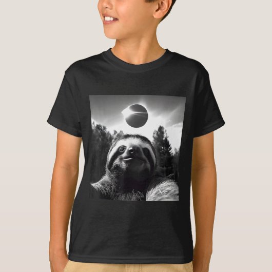 2024年皆既日食 楽しいナマケモノのセルフィー Tシャツ (正面)