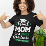 2024年誇りを持った卒業ブラックグリーンキャップタッセルの母 Tシャツ<br><div class="desc">祝2024年の卒業生のMOMのタイポグラフィと緑のフォントで白と緑のを特徴モダンて2024年の卒業生のTシャツで卒業の年とテンプレートのフィールドを編集して卒業生の名前を簡単に付けたこのTシャツ。</div>