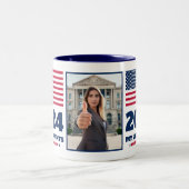 2024年選挙アメリカ国旗の青い写真 ツートーンマグカップ (中央)