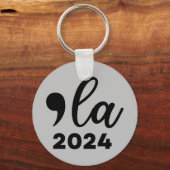 2024年選挙Kamala Harris Merch Comma おもしろい La キーホルダー (裏面)