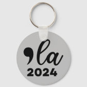 2024年選挙Kamala Harris Merch Comma おもしろい La キーホルダー (裏面)