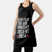 2024年、民主主義への恐怖を抱いて反対する エプロン (インサイチュ)