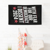 2024年、民主主義への恐怖を抱いて反対する 横断幕 (インサイチュ)