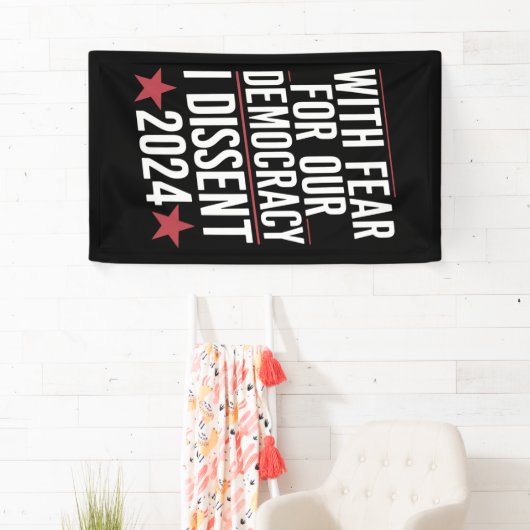 2024年、民主主義への恐怖を抱いて反対する 横断幕 (インサイチュ)