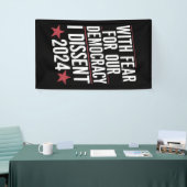 2024年、民主主義への恐怖を抱いて反対する 横断幕 (トレードショー)