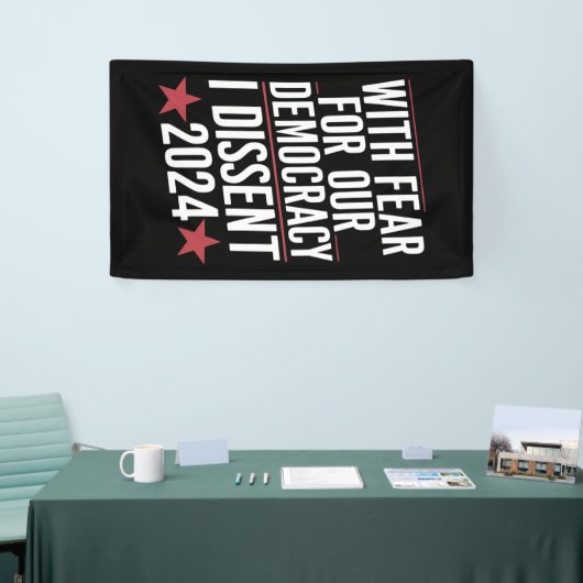 2024年、民主主義への恐怖を抱いて反対する 横断幕 (トレードショー)