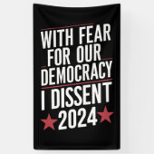 2024年、民主主義への恐怖を抱いて反対する 横断幕 (縦)