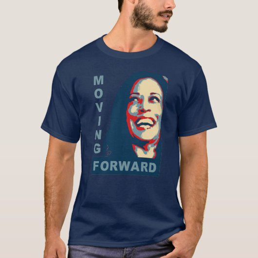 2024年MOVING FORWARD Kamala Harris for President Tシャツ (正面)