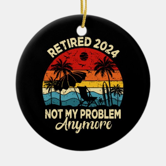 2024退職した年はもう私の問題ではないおもしろい セラミックオーナメント (正面)