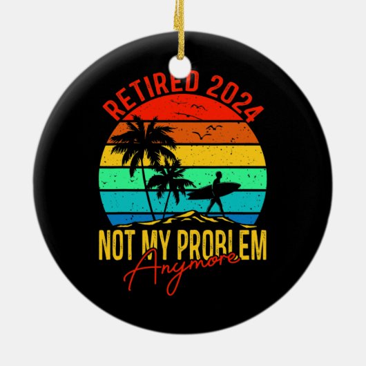 2024退職した年はもう私の問題ではないおもしろい セラミックオーナメント (裏面)