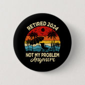 2024退職した年はもう私の問題ではないおもしろい 缶バッジ (正面)