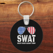 2024頭が切れる年トランプに対おもしろいする女性 キーホルダー (正面)