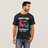 2024 Baby Announcement Dinosaur First Time Grandm Tシャツ (正面フル)