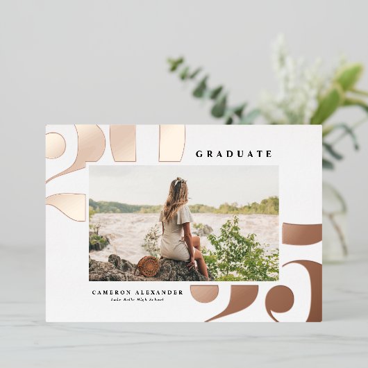 2025はっきりしたタイポグラフィ写真卒業バラ金ゴールド 箔招待状 (立ち正面)