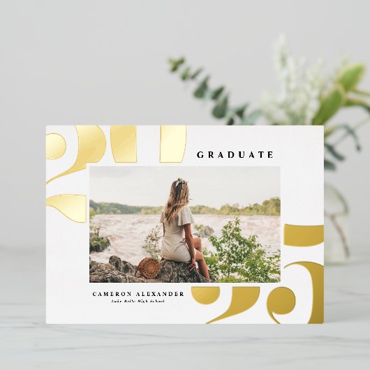 2025はっきりしたタイポグラフィ写真卒業金ゴールド 箔招待状 (立ち正面)