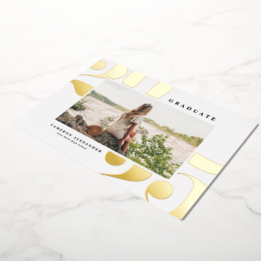 2025はっきりしたタイポグラフィ写真卒業金ゴールド 箔招待状 (回転した状態)