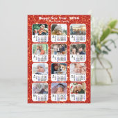 2025カレンダファミリー12フォトコラージュフェスティバル赤 シーズンカード (スタンド正面)