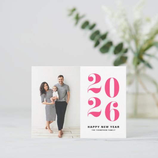 2025ホットピンクはっきりしたタイポグラフィ新年写真 シーズンポストカード (スタンド正面)