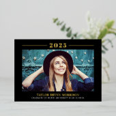 2025ミニマルなブラックと金ゴールドの卒業写真 箔招待状 (立ち正面)