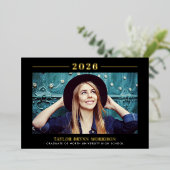 2025ミニマルなブラックと金ゴールドの卒業写真 箔招待状 (立ち正面)