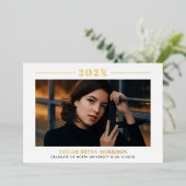 2025ミニマル白と金ゴールド卒業写真 箔招待状 (立ち正面)