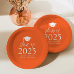 2025モダン年のScript Orangeの卒業クラス ペーパープレート<br><div class="desc">卒業式パーソナライズされたtouchを卒業式パーティに追加モダンプレート!紙プレートは、デザインの上部に卒業式キャップを付け、オレンジ色の背景に白いレタリングで「2025年クラス」を表示していはっきりしたる。卒業年、学名、卒業年をオレンジ色のプレートに合わせる。このデザインは高校や大学の卒業式のパーティーに最適だ。</div>