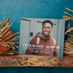 2025モダン年クラス卒業カスタム フォトプラーク<br><div class="desc">祝卒業式の印モダンを付けた。シンプルデザインは、卒業生の名前、学校、クラス年と一緒にストライプの、様々なスポーツスタイルレタリングで白いオーバーレイ表現を使用して卒業のシニアポートレートを特徴とすパーソナライズされたる。家に飾る美しい形見を作る。</div>