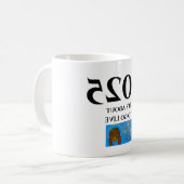 2025今まさに生きようとしている コーヒーマグカップ (正面左)