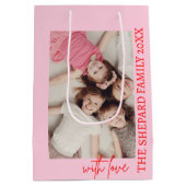 2025年と明モダンるい赤メリーピンクのクリスマス ミディアムペーパーバッグ (裏面)