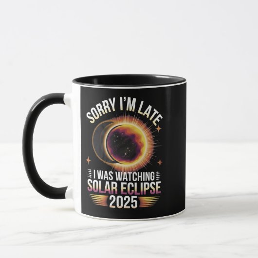 2025年に日食を見てるのが遅くな太陽のってごめんなさい マグカップ (左)