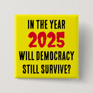 2025年に民主主義はまだ続く生き延びの? 缶バッジ