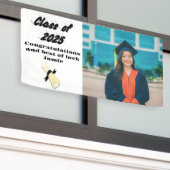 2025年のクラスのブラック文字体裁の卒業写真 横断幕 (ビルの外側)