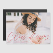 2025年のクラスモダンの赤スクリプト写真卒業 マグネット招待状 (正面/裏面)