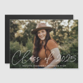 2025年のクラスモダンホワイトスクリプト写真卒業 マグネット招待状 (正面/裏面)