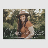 2025年のクラスモダンホワイトスクリプト写真卒業 マグネット招待状 (正面)