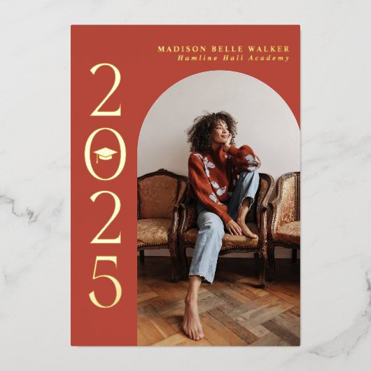 2025年のクラス赤いアーチフレームの卒業 箔招待状 (正面)