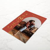 2025年のクラス赤いアーチフレームの卒業 箔招待状 (回転した状態)