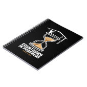 2025年のシニア・クラスの卒業ギフトへのカウントダウン ノートブック (左側)