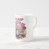 2025年のドナルド・トランプ就任式の日 ボーンチャイナマグカップ (正面右)