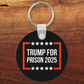 2025年の刑務所のトランプ キーホルダー (正面)