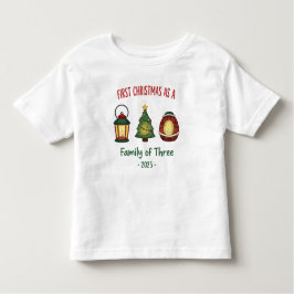 『2025年の初めてのクリスマス三件の装飾品の家族としての装飾』 トドラーTシャツ