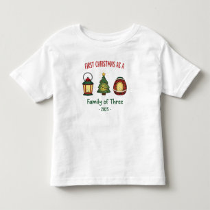 『2025年の初めてのクリスマス三件の装飾品の家族としての装飾』 トドラーTシャツ